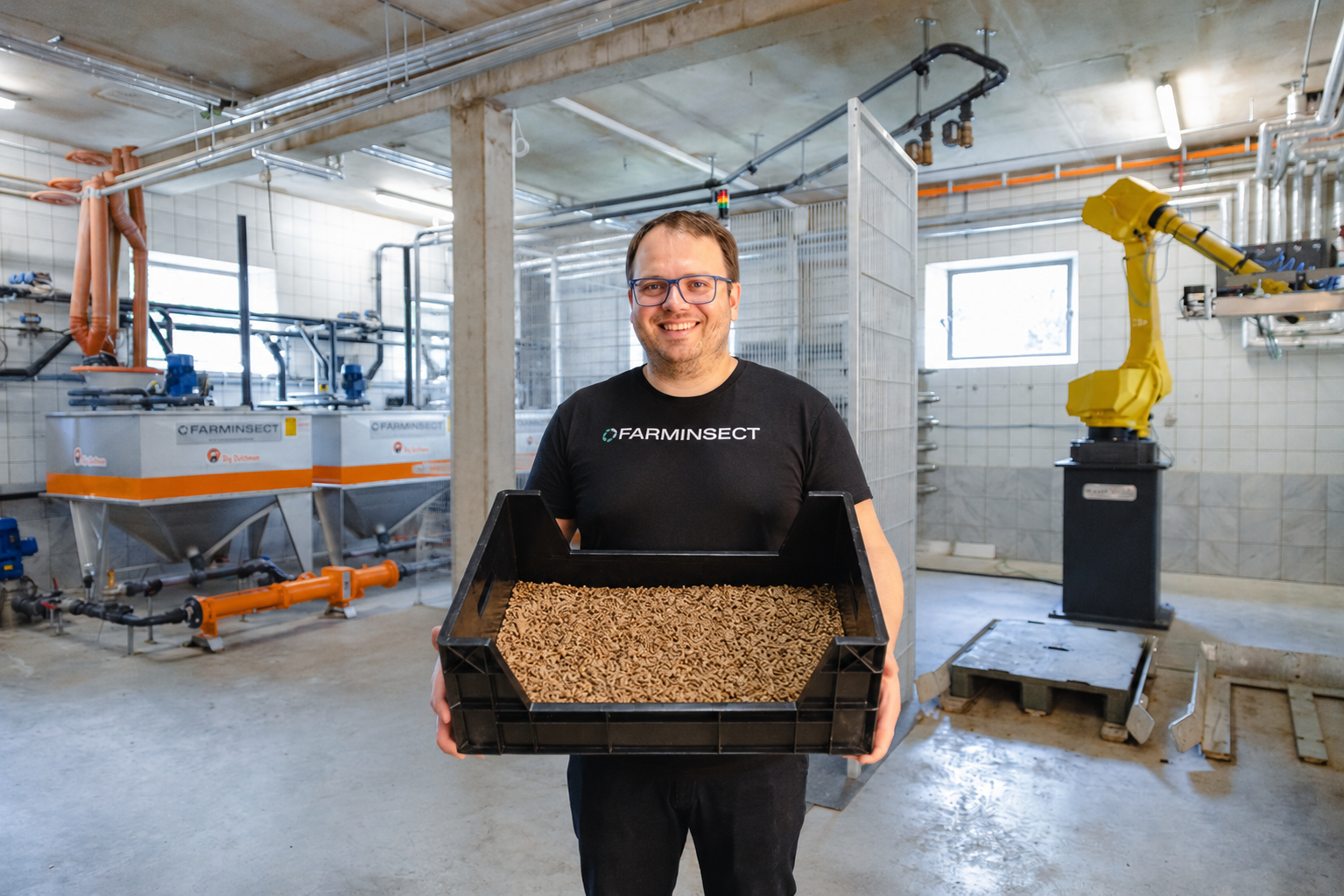 Wolfgang Westermeier mit Larven-Tray in der Produktion